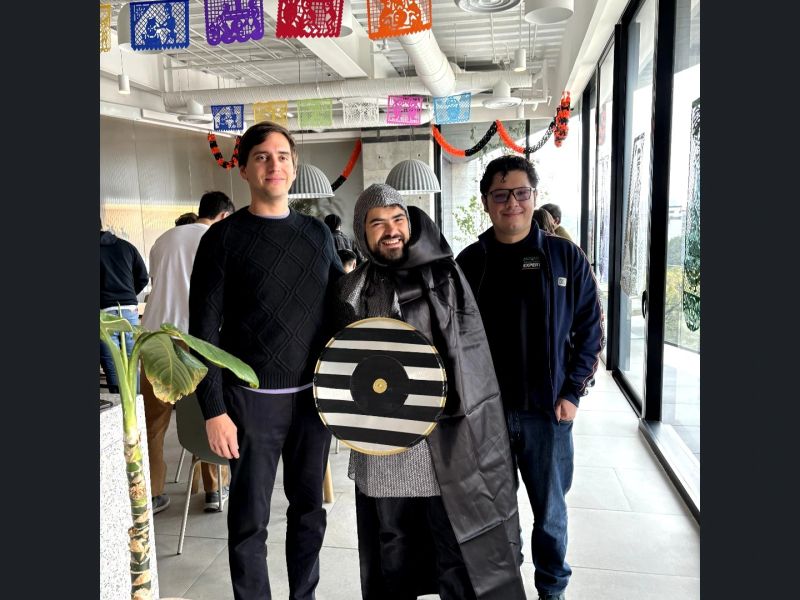Participantes de la primera edición junto al anfitrión vestido con armadura y escudo