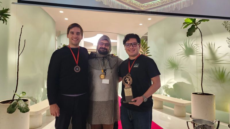 Equipo premiado con medallas y trofeo durante la primera edición del torneo